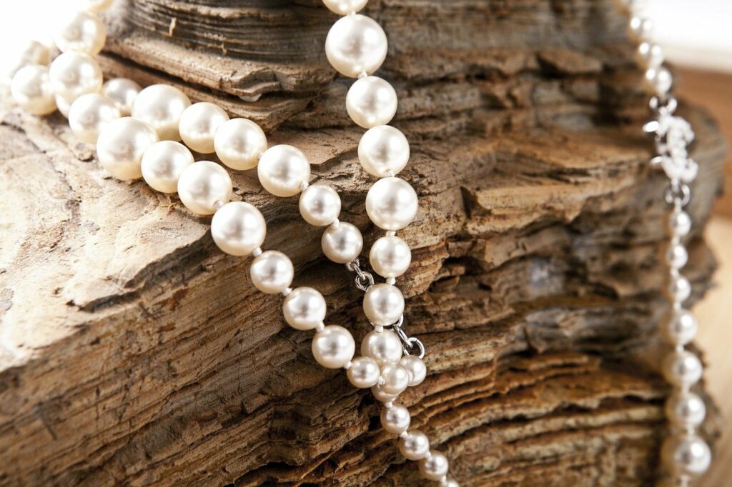 Halskette Perlenkette Schmuck Welche Halskette sollten Sie mit einem eckigen Ausschnitt kombinieren