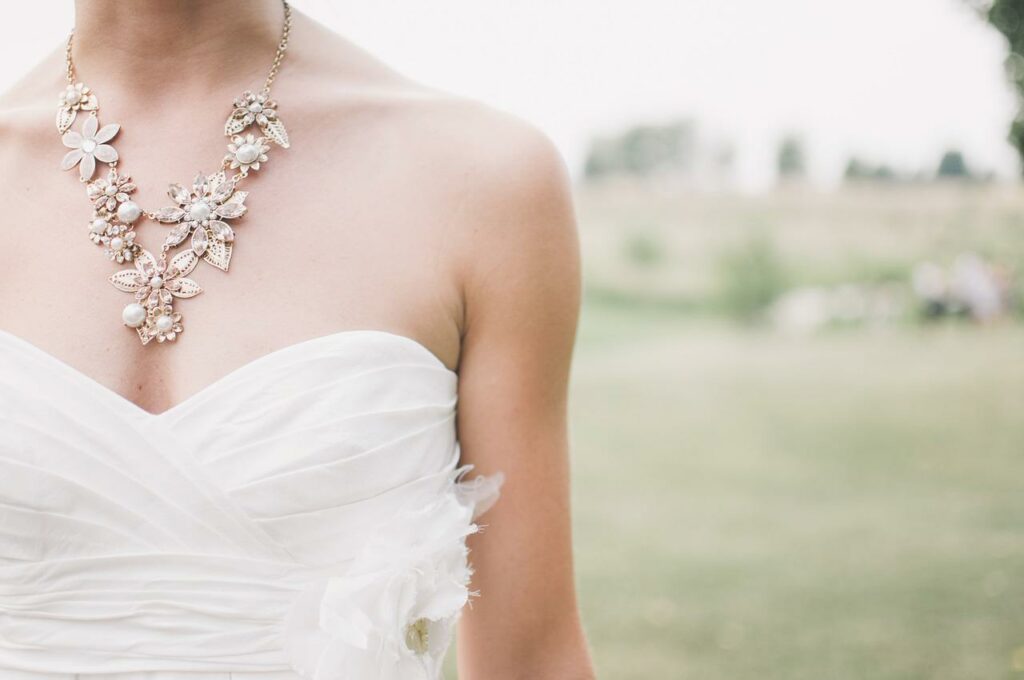 Halskette zu weißem Kleid Schmuck Styling Tipps für Frauen