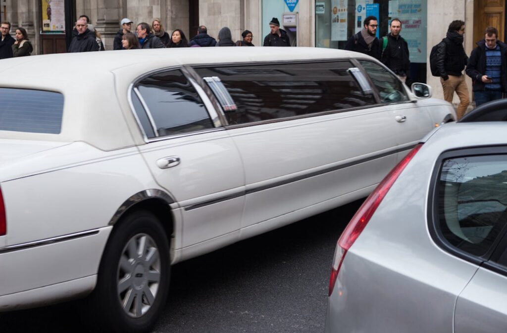Limousine Auto Parkplatz Hummer vs. Lincoln Stretchlimo im Vergleich – Luxus auf vier Rädern